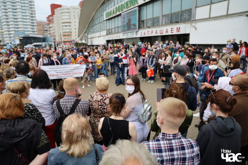 Збор подпісаў на пікетах ля Камароўкі 7 чэрвеня. Фота Арцёма Лявы