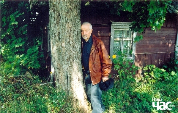 Рыгор Барадулін у Бычках каля хаты Быкавых, 2001 г.