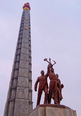 Манумент ідэям Чучхэ ў Пхеньяне. Фота з Вікіпедыі