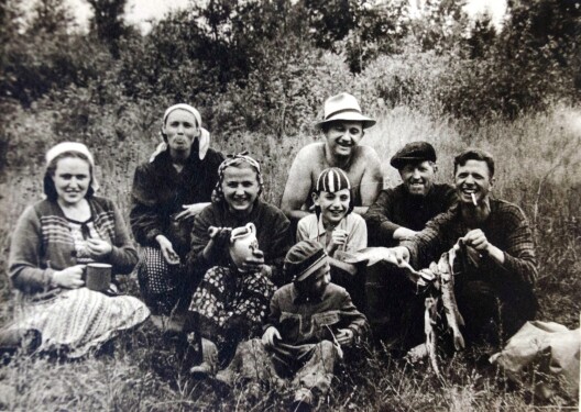 Лёва Варабейчык (у капелюшы) разам з сям'ёй Кузьміных. 1958 год. Фота з сямейнага архіву Вадзіма Кузьміна