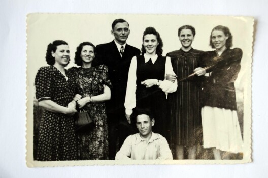 Аксана Кузьміна (у цэнтры) з мужам і сябрамі. Пасляваеннае фота з архіву Вадзіма Кузьміна