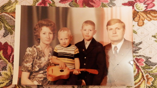 Леанід Акаловіч з жонкай і сынамі.