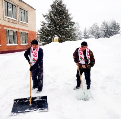 Члены «Белай Русі» на чэленджы па прыбіранні снегу. Фота @vymno_school_in_da_house