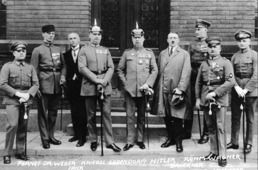 Генерал Людэндорф і Адольф Гітлер﻿