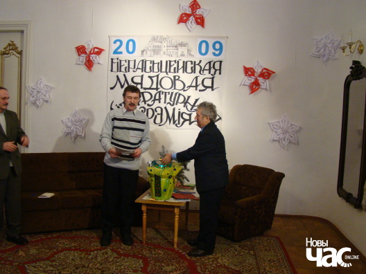 Мікола Папека ўручае Мядовую прэмію-2009 74-гадоваму паэту і медыку Алесю Корневу з Баранавіч
