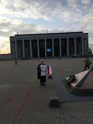 Ніна Багінская пікетуе каля Палаца незалежнасці ў цэнтры сталіцы