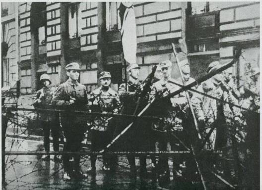 Путчысты каля захопленага будынка, са сцягам Генрых Гімлер﻿