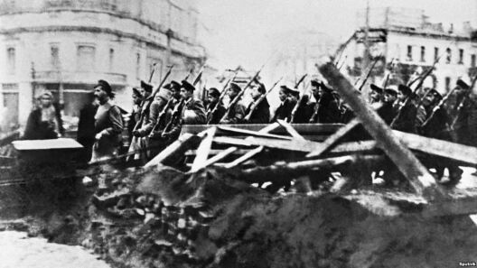 Узброеныя атрады юнкераў, настроеныя супраць бальшавікоў на вуліцах Масквы, 1917 год.﻿