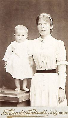 Максім Багдановіч з маці Марыяй Апанасаўнай Багдановіч. г. Гродна. 1892 г.﻿