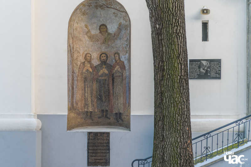 Фрэска з трыма віленскімі пакутнікамі і мемарыяльная дошка святому Язафату Кунцэвічу