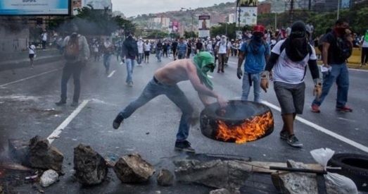Апазіцыя Венесуэлы заклікае бараніць Канстытуцыю