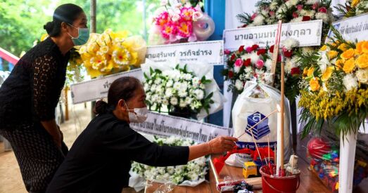 Людзі нясуць свечкі і цацкі да месца масавага забойства дзяцей у Тайландзе