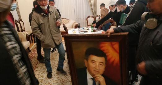 Тэлебачанне, парламент, СІЗА пад кантролем пратэстоўцаў. Што адбываецца ў Кыргызстане? (+відэа)