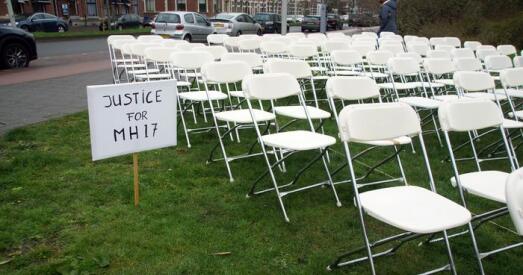 Суд па справе аб МН17: каля пасольства РФ у Гаазе ўсталявалі 298 белых крэслаў