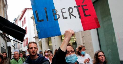 У Францыі дзясяткі тысяч пратэставалі супраць «санітарнай дыктатуры»