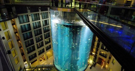 У Берліне самы вялікі ў свеце цыліндрычны акварыум «выбухнуў пасярод ночы»