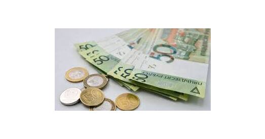 Жанчыны забіраюць грошы з беларускіх банкаў