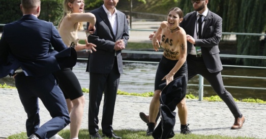 Femen зладзіла топлес-пратэст побач з Олафам Шольцам 