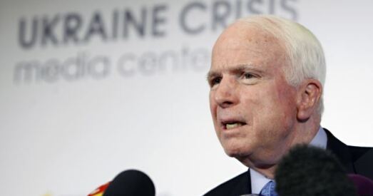 Сенатар Маккейн заклікаў Абаму прадаставіць Украіне смяротную зброю