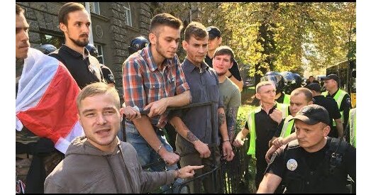Беларусы з «Азова» прыкавалі сябе кайданкамі ля Адміністрацыі прэзідэнта Украіны