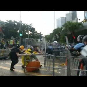 ﻿У Ганконгу паліцыя ўжыла дубінкі і слёзатачывы газ супраць дэманстрантаў
