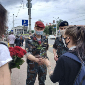 Пакуль МХД раздавалі ружы міліцыянтам, невядомыя скралі зборшчыка подпісаў за Кавалькову