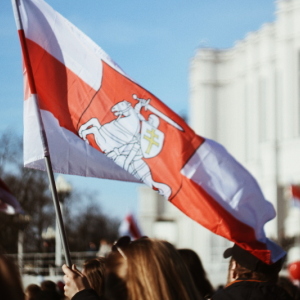 Флэшмоб на Дзень Волі: беларусы вывешваюць нацыянальныя сцягі