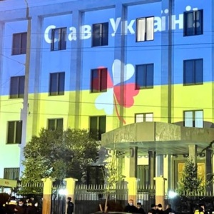 У Тбілісі на будынак дыпмісіі Расіі — сцяг Украіны і эмблема NАТO