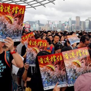 Дзясяткі тысяч людзей працягваюць пратэставаць у Ганконгу