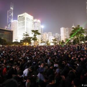 У Ганконгу шматтысячным мітынгам узгадалі «рэвалюцыю парасонаў»