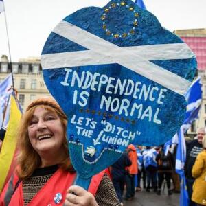 Тысячы шатландцаў выйшлі на мітынг за незалежнасць