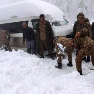 Пакістан: больш за 20 чалавек загінулі ў аўтамабільным корку пад снегам