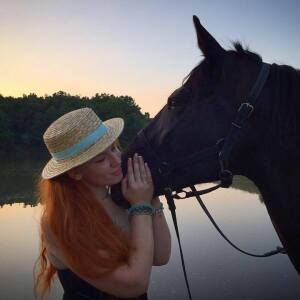 Украінка Алена Новікава ратуе коней ад вайны