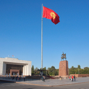 У сталіцы Кыргызстана ўводзіцца каменданцкая гадзіна — камендант Бішкека