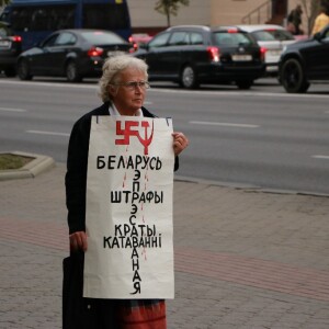 «Прагулка з плакатам» Ніны Багінскай скончылася затрыманнем (фота)