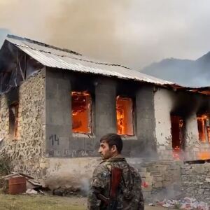 ﻿Армяне бягуць з Нагорнага Карабаха — і спальваюць свае дамы