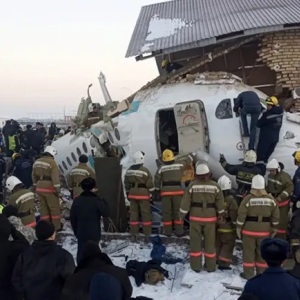 ﻿У Казахстане разбіўся самалёт з 95 пасажырамі. Загінулі 15 чалавек