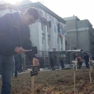 Украіна. Актывісты паставілі крыжы каля амбасада Расіі ў памяць пра загінулых