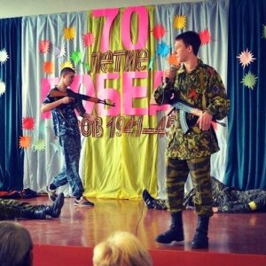 У данецкай школе дзеці на сцэне імітавалі расстрэл украінцаў (ФОТАФАКТ)