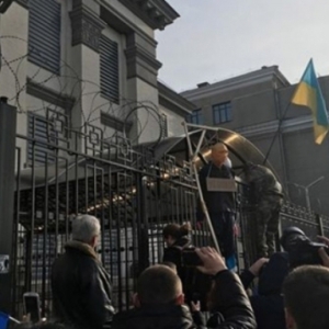 Пасольства Расіі ва Украіне закідалі яйкамі і зялёнкай