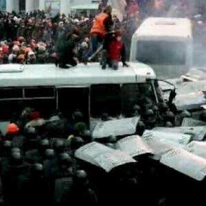 30 тысяч чалавек прыйшлі да кардону міліцыі на Грушэўскага: у ход ідуць дымавыя і газавыя шашкі