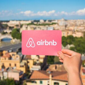 Турысты з Расіі і Беларусі больш не змогуць карыстацца сэрвісам Airbnb