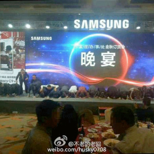 У Кітаі топ-мэнэджары Samsung на каленях папрасілі прабачэння за выбухі смартфонаў 