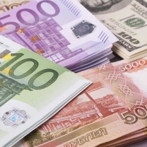 Беларускі рубель абваліўся да долара і еўра