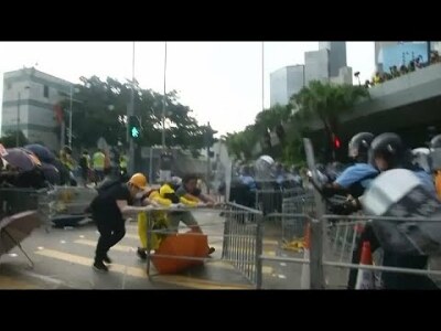 ﻿У Ганконгу паліцыя ўжыла дубінкі і слёзатачывы газ супраць дэманстрантаў