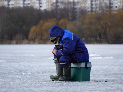 Фотафакт: рыбакі працягваюць лавіць рыбу на лёдзе ў Мінску