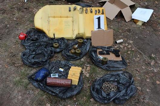 Зброя, знойдзеная ў аўтамабілі-парушальніку. Фота sk.gov.by. Зброя, знойдзеная ў аўтамабілі-парушальніку. Фота sk.gov.by.