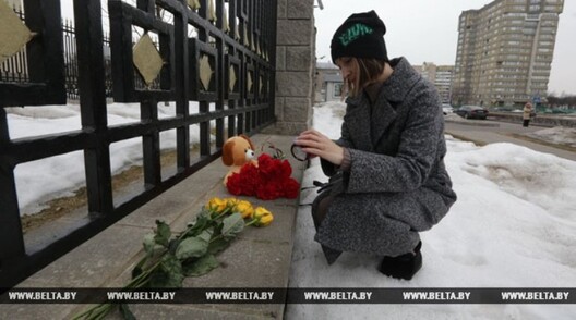 Мінчукі нясуць кветкі да расійскага пасольства ў Мінску Мінчукі нясуць кветкі да расійскага пасольства ў Мінску