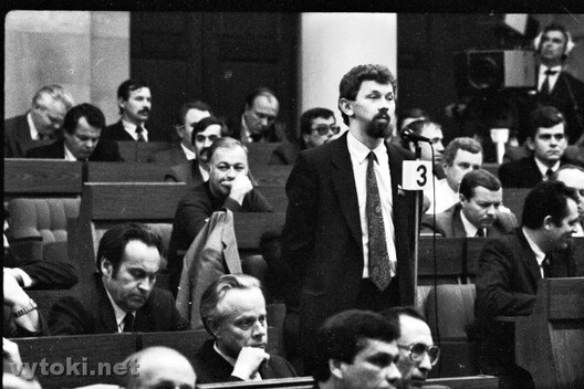 Сяргей Навумчык на сэсіі Вярхоўнага Савету 12-га скліканьня, 1991. Фота Уладзімера Сапагова Сяргей Навумчык на сэсіі Вярхоўнага Савету 12-га скліканьня, 1991. Фота Уладзімера Сапагова