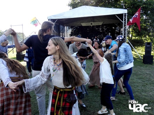 Танцавальны майстар-клас гурта ЯВАРЫНА на Днях жывой археалогіі ў Кярнаве, Літва. 2017 год. Танцавальны майстар-клас гурта ЯВАРЫНА на Днях жывой археалогіі ў Кярнаве, Літва. 2017 год.